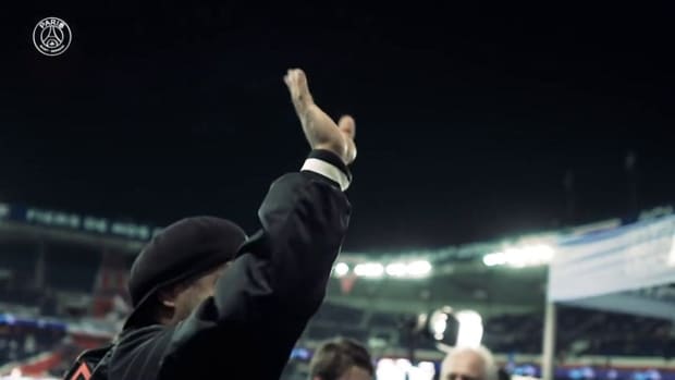 Behind the Scenes: Ronaldinho watches PSG defeat Leipzig